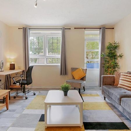 The Serene 2-Bedroom Flat W Free Street Parking Sutton  Buitenkant foto