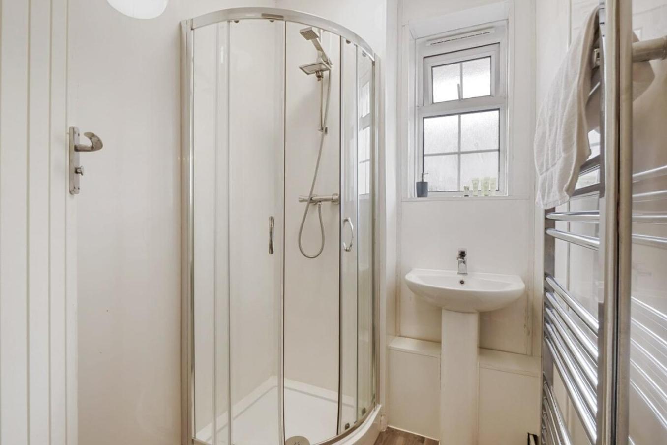 The Serene 2-Bedroom Flat W Free Street Parking Sutton  Buitenkant foto