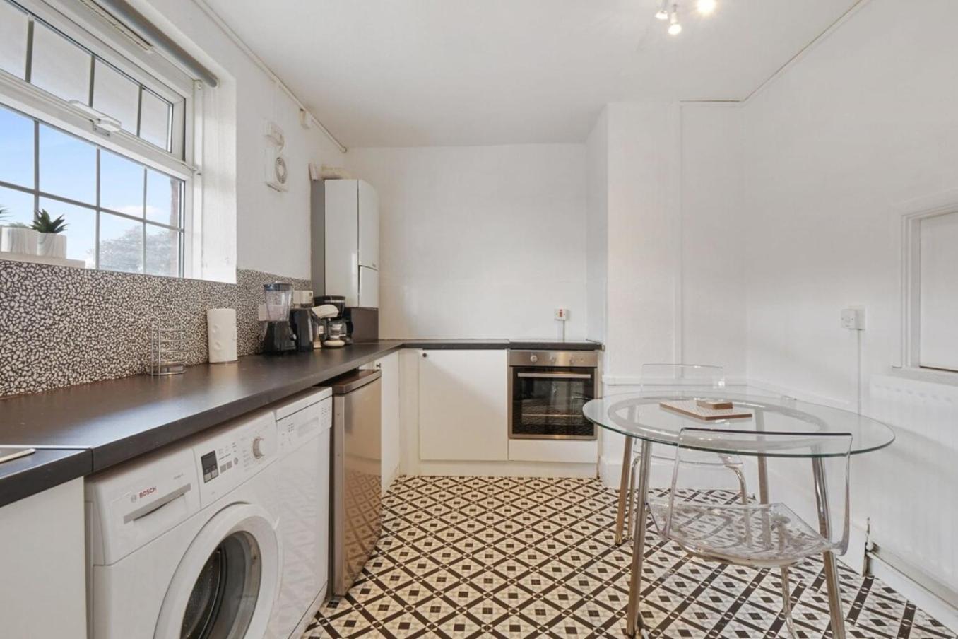 The Serene 2-Bedroom Flat W Free Street Parking Sutton  Buitenkant foto